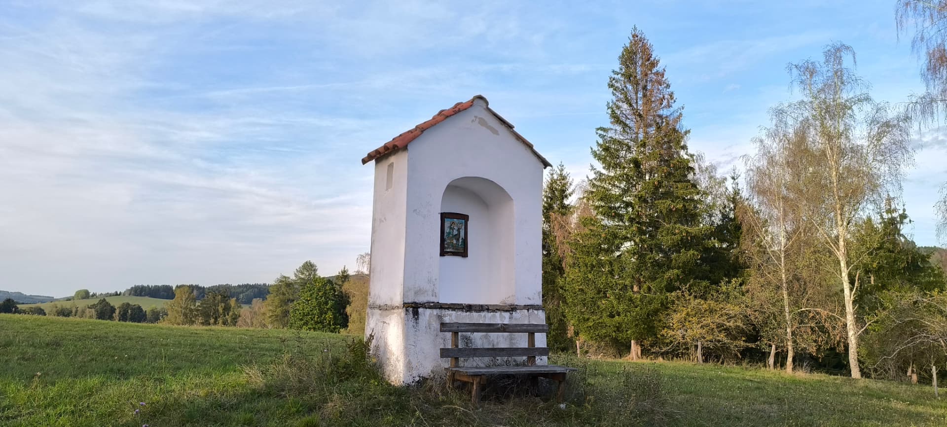 Bílá výklenková kaplička v lukách asi 1 km jižně od bývalých Lověšic