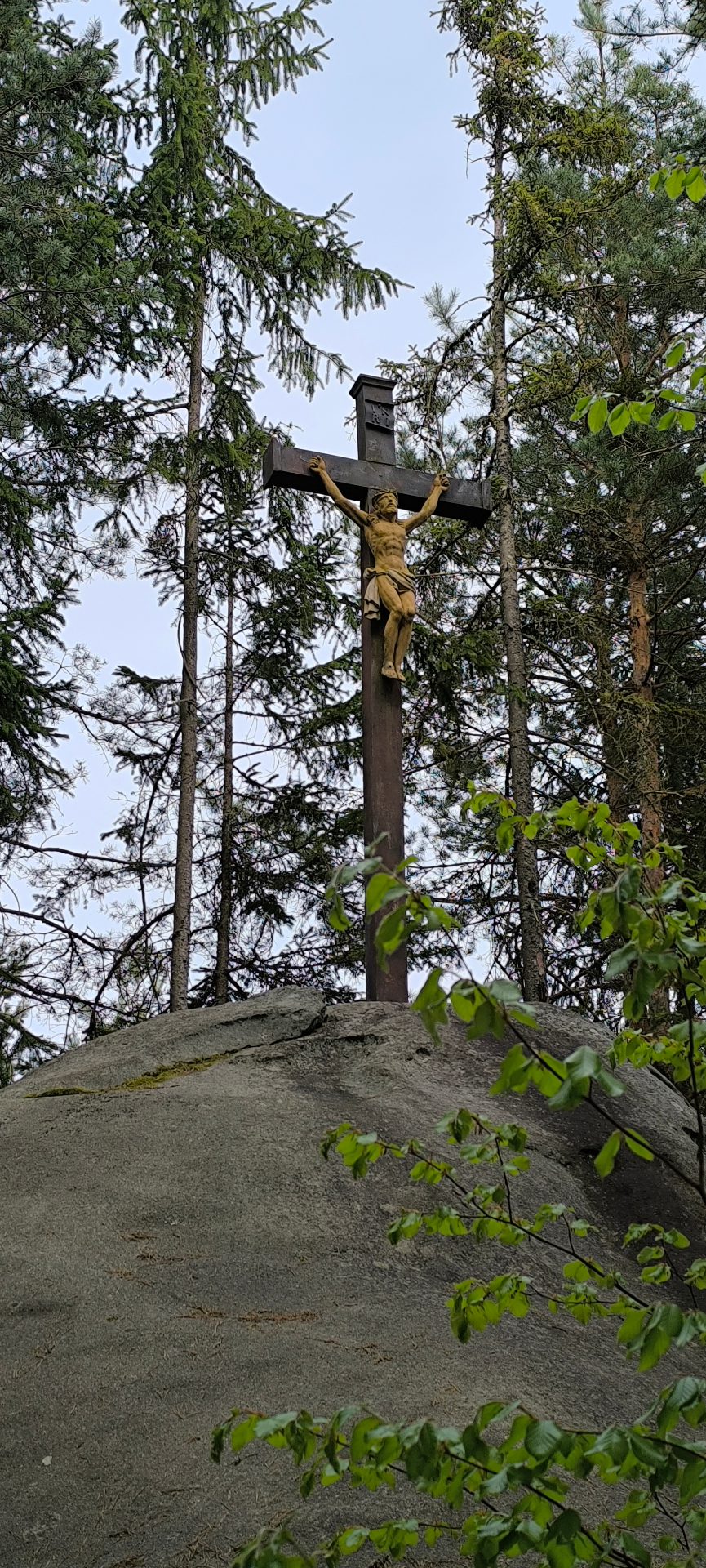 Železný kříž z roku 1854 na vrcholu žulového balvanu