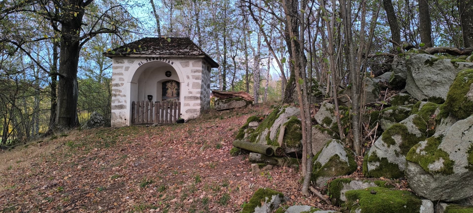 Kaplička svatého Šebestiána v lese nad Cetvinami.