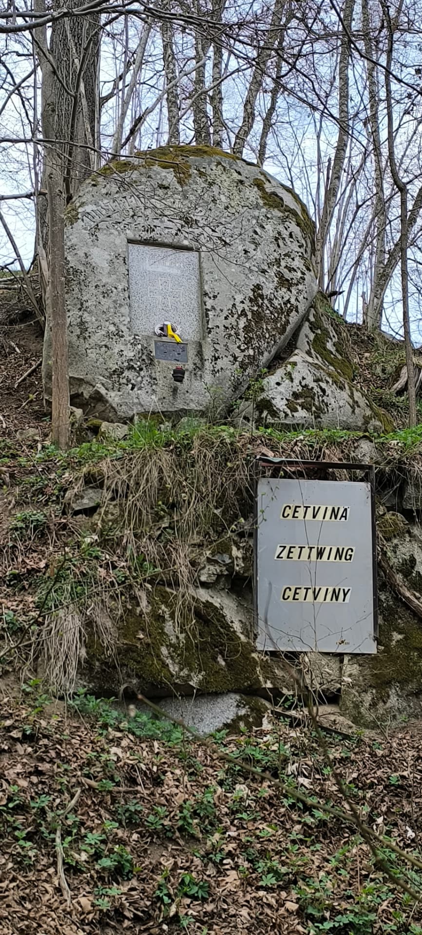 Pomník padlým v první světové válce s cedulí Cetvina, Zettwing, Cetviny.
