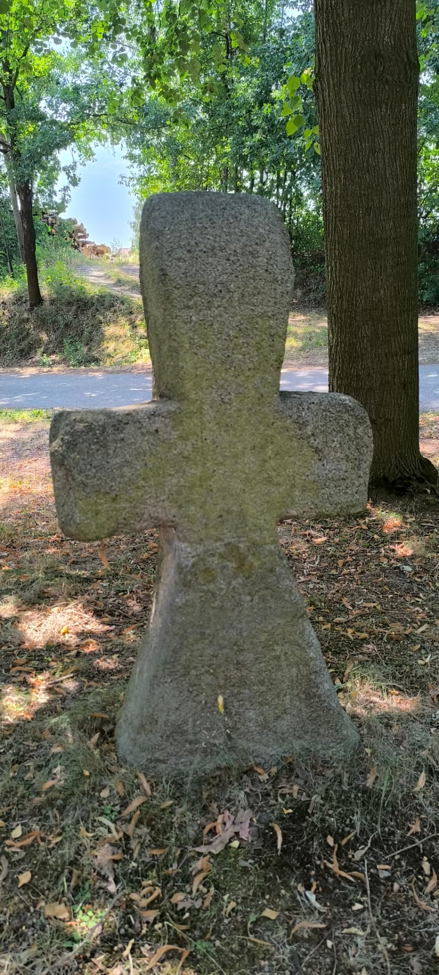 Smírčí kříž z hrubě otesaného kamene u Otěvěka pod lípami