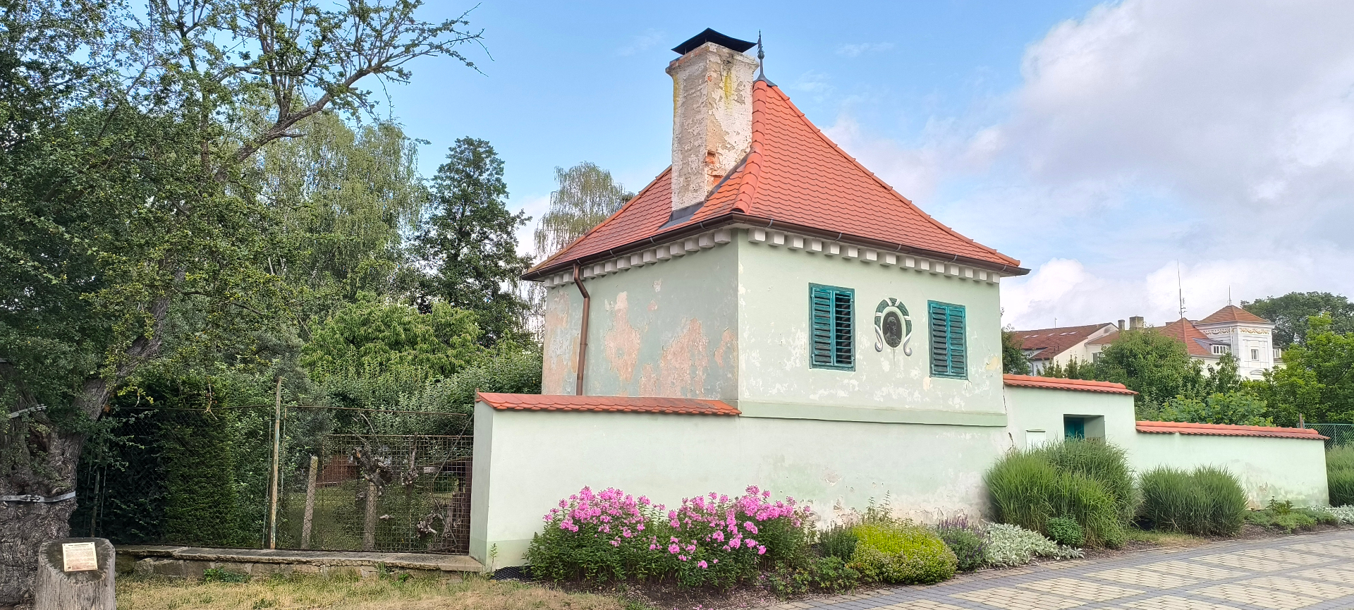 Tylův domek v Třeboni — malý zahradní domek se zelenými okenicemi