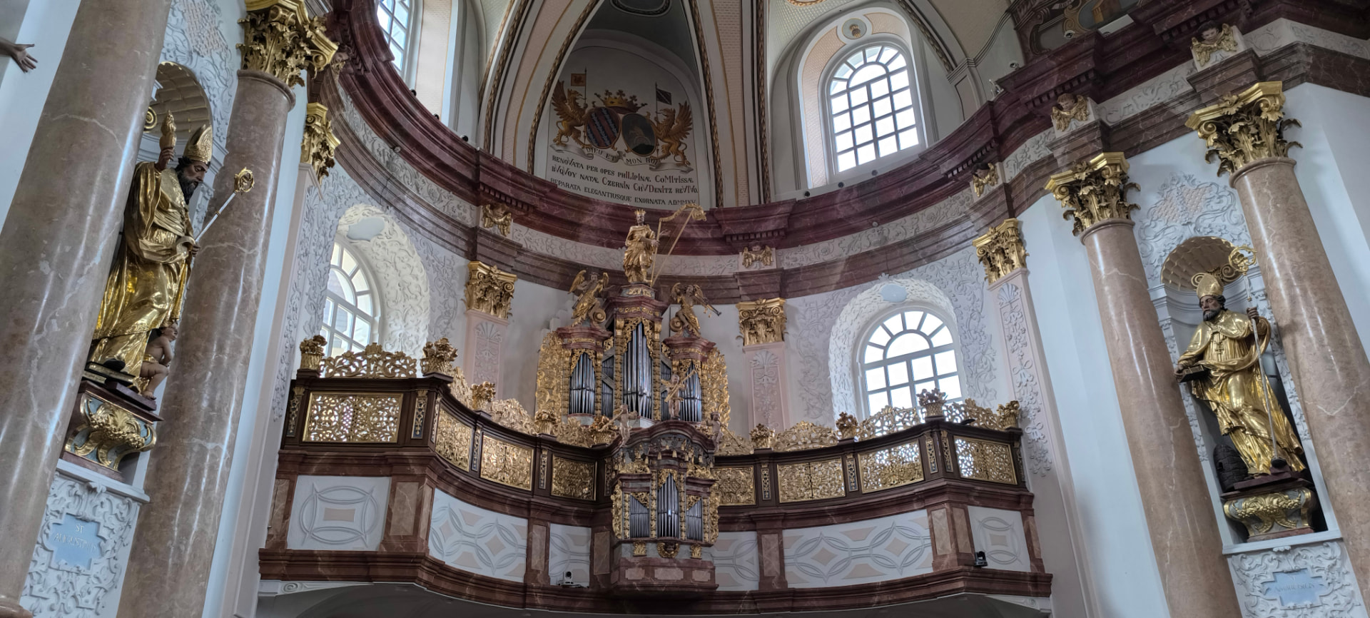 Barokní varhany z roku 1727 na kruchtě kostela na Dobré Vodě