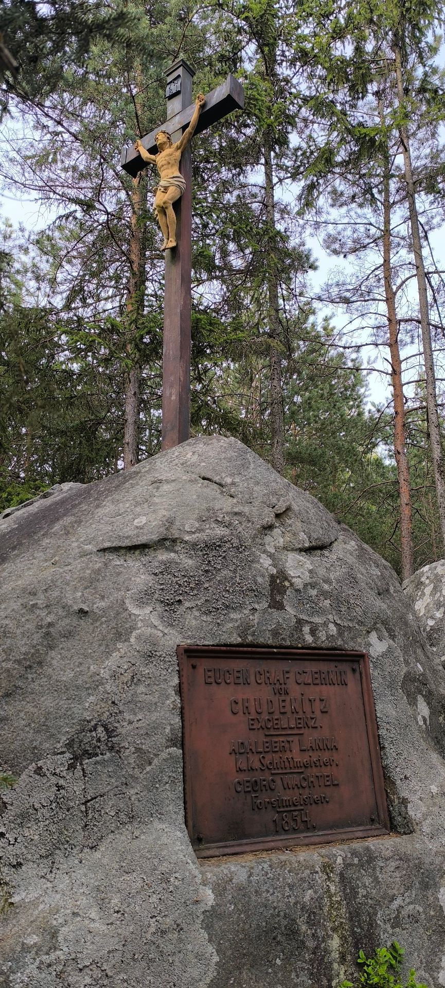 Pamětní deska pod křížem s nápisem věnovaným Vojtěchu Lannovi, datováno 1854