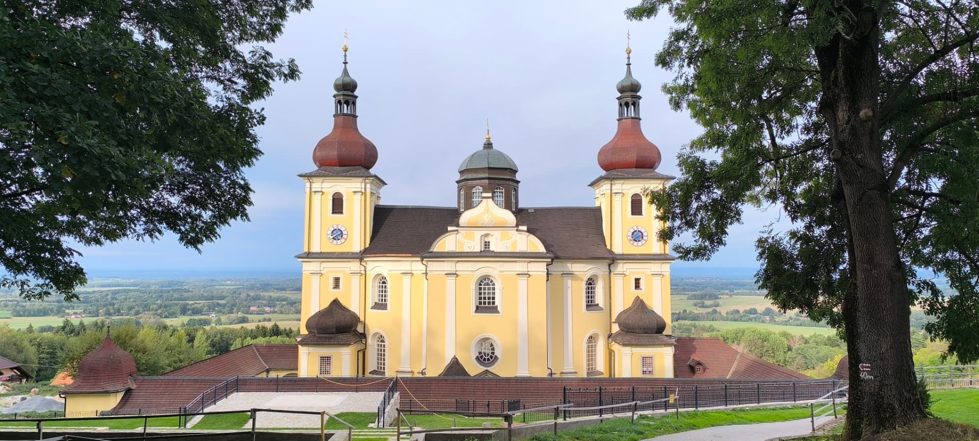 Barokní poutní kostel Panny Marie Těšitelky na Dobré Vodě s dvěma věžemi