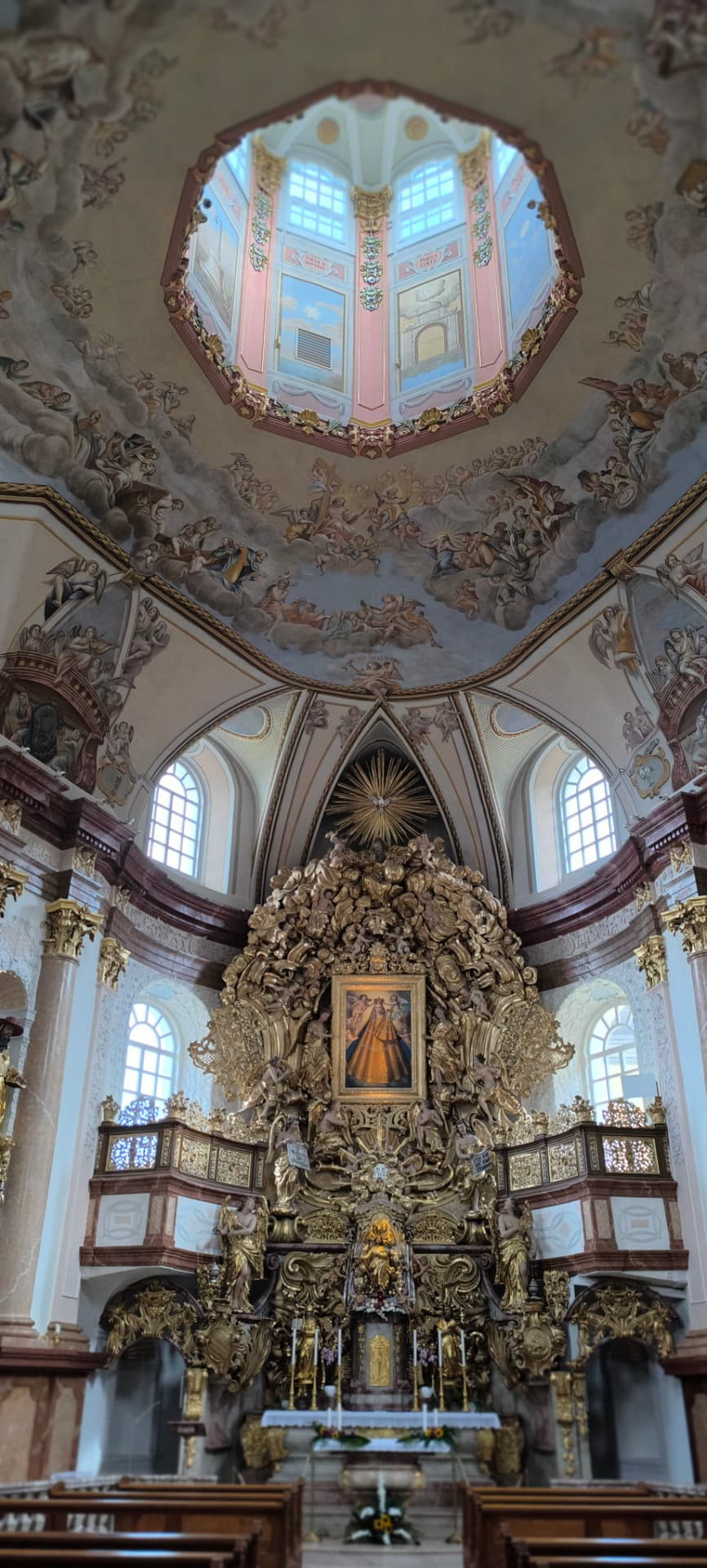 Pohled vzhůru na hlavní oltář a kopuli s freskou v kostele na Dobré Vodě