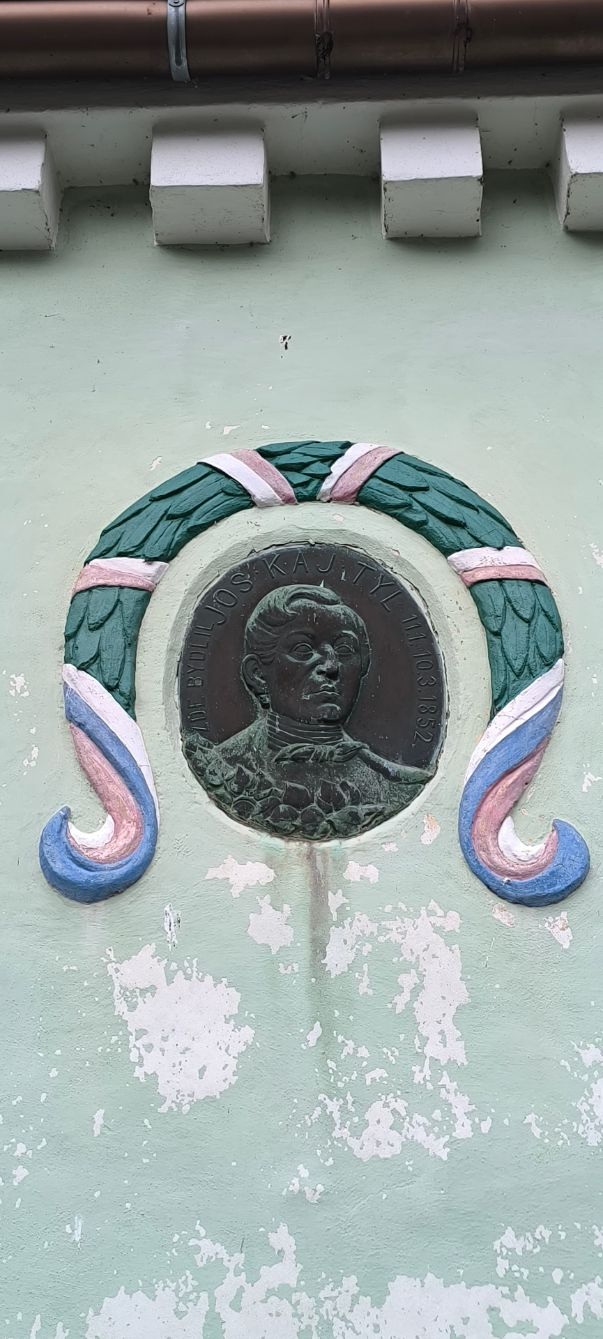 Detail pamětní plakety J. K. Tyla s vavřínovým věncem a stuhou v národních barvách