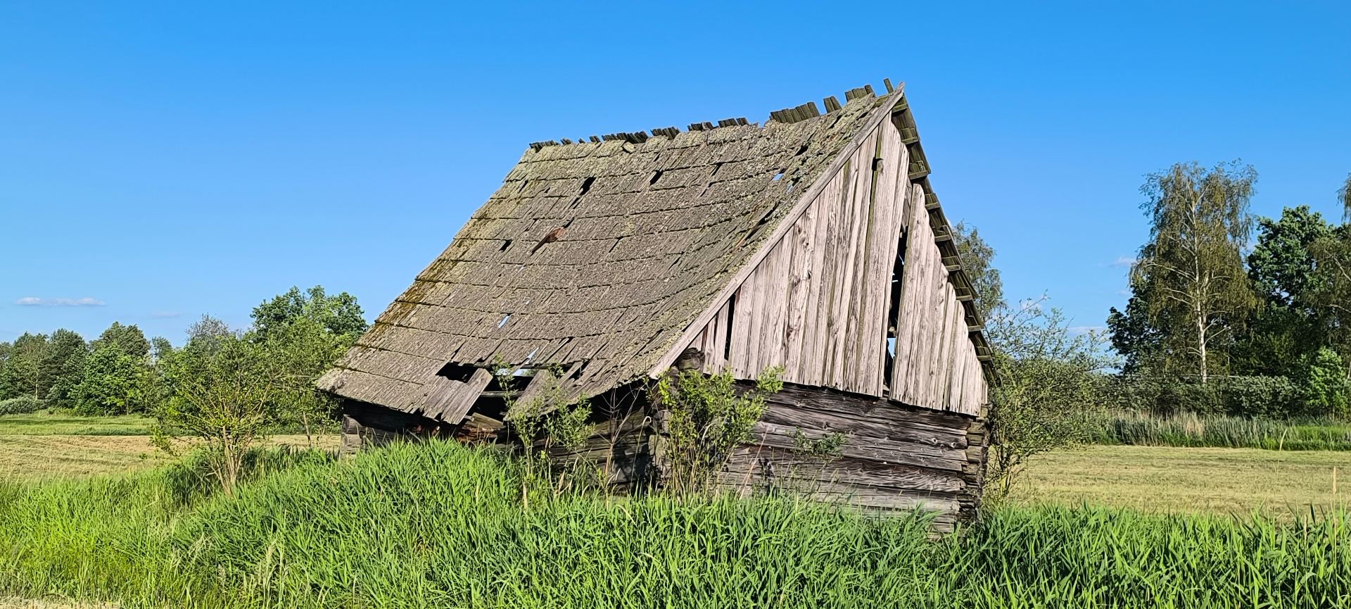 Chátrající roubený seník na Mokrých lukách u Třeboně