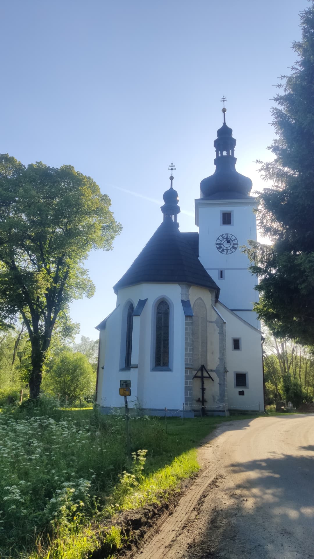 Kostel Narození Panny Marie v Cetvinách — pohled od závěru kostela.