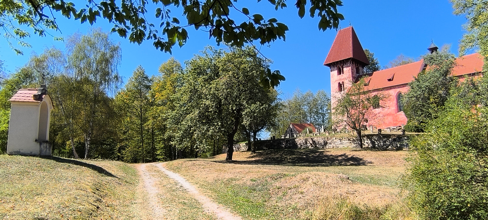 Cesta ke kostelu sv. Mikuláše v Boleticích s výklenkovou kapličkou