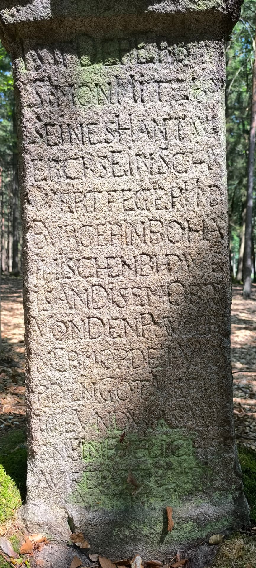 Detail dobře čitelného německého nápisu vytesaného do křížového kamene u Strážkovic