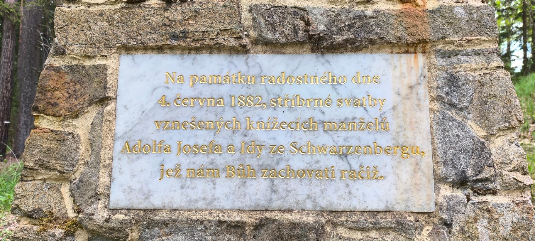 Mramorová deska se zlatým nápisem