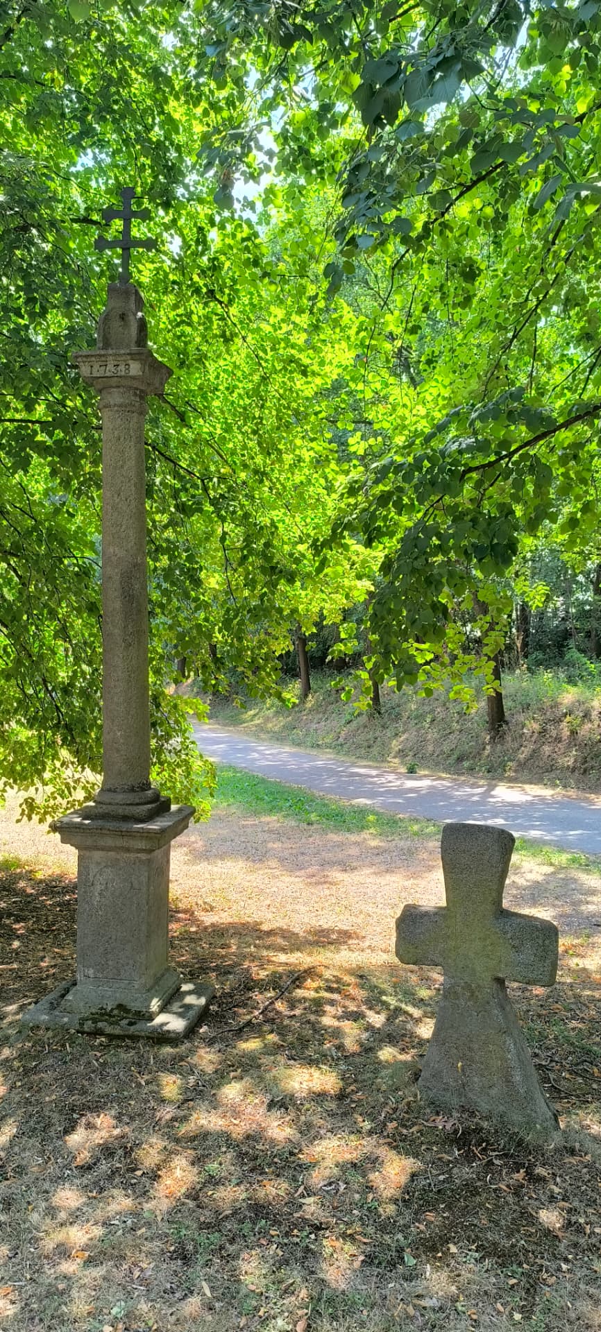 Smírčí kříž a kamenná boží muka z roku 1738 mezi lípami u Otěvěka