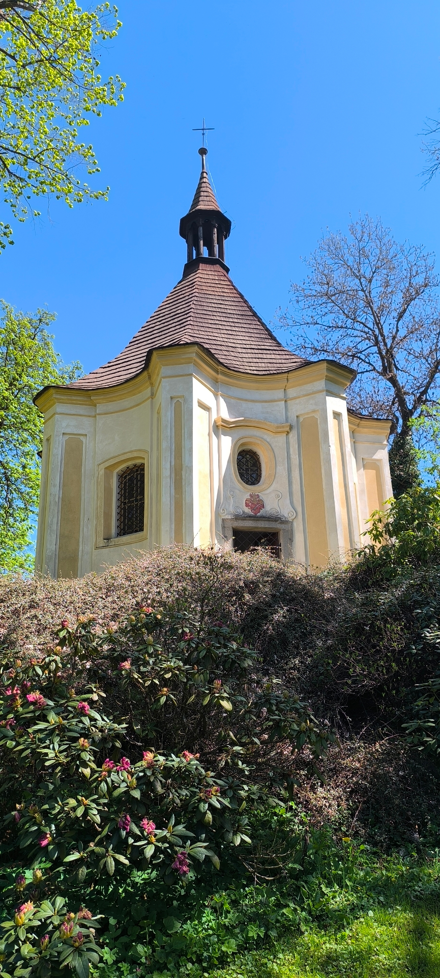 Barokní kaple sv. Jana Nepomuckého od Jana Blažeje Santiniho v zámeckém parku v Čelině