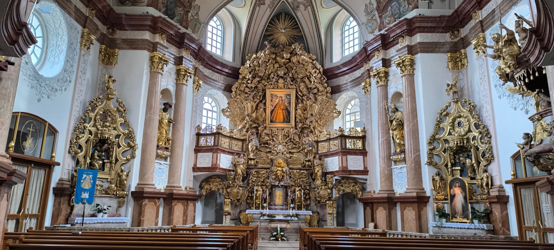 Interiér kostela na Dobré Vodě se zlaceným hlavním oltářem a bočními oltáři