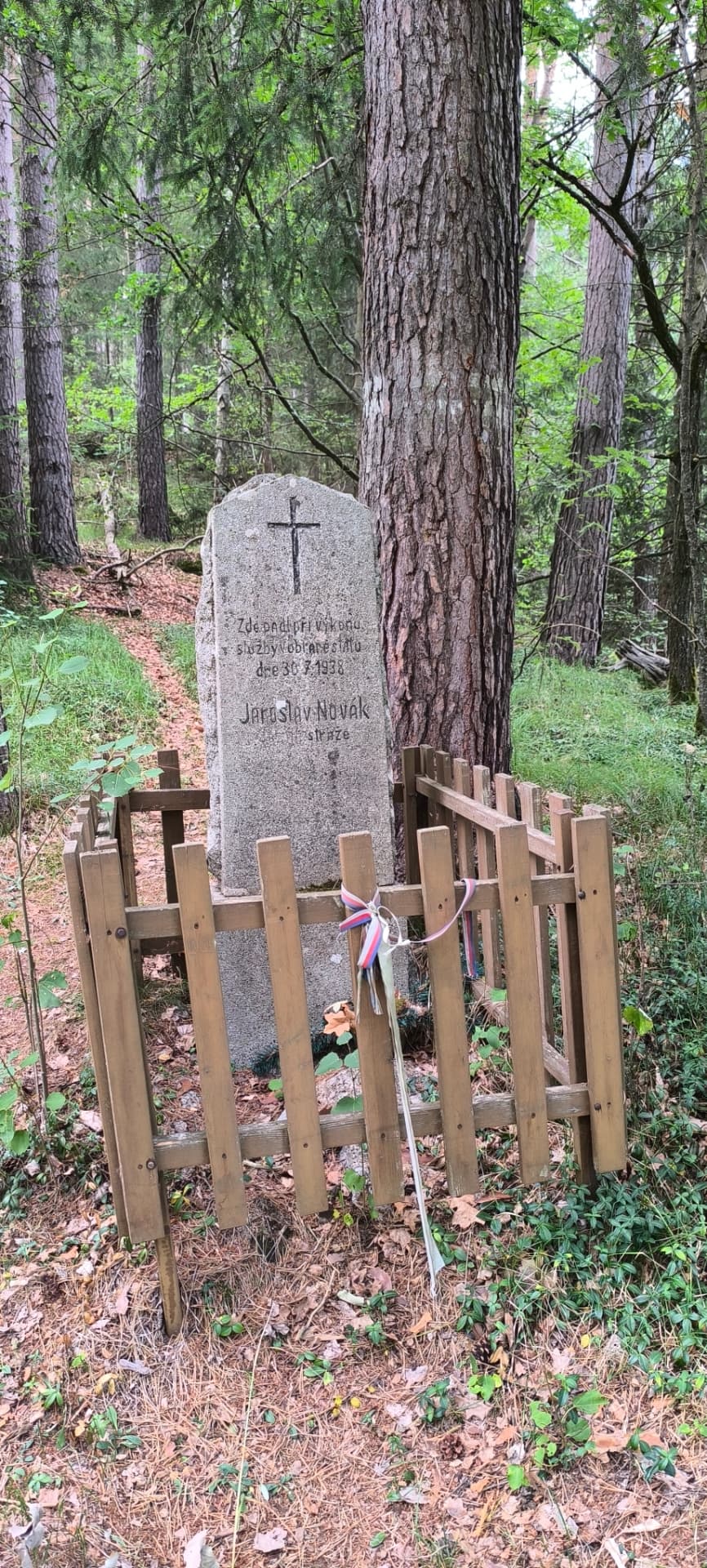 Pomníček Jaroslava Nováka u hranice s Rakouskem.