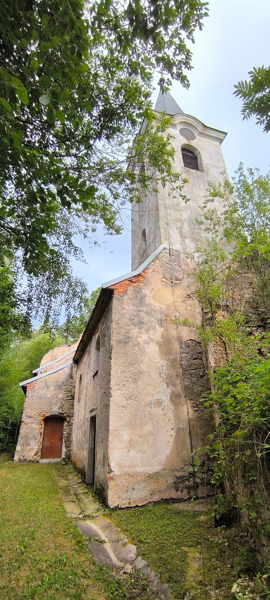 Zchátralé zdi kostela s věží