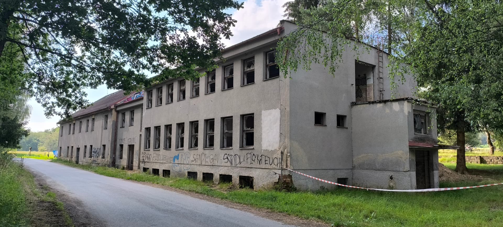 Ruina bývalých kasáren pohraniční stráže v Cetvinách.