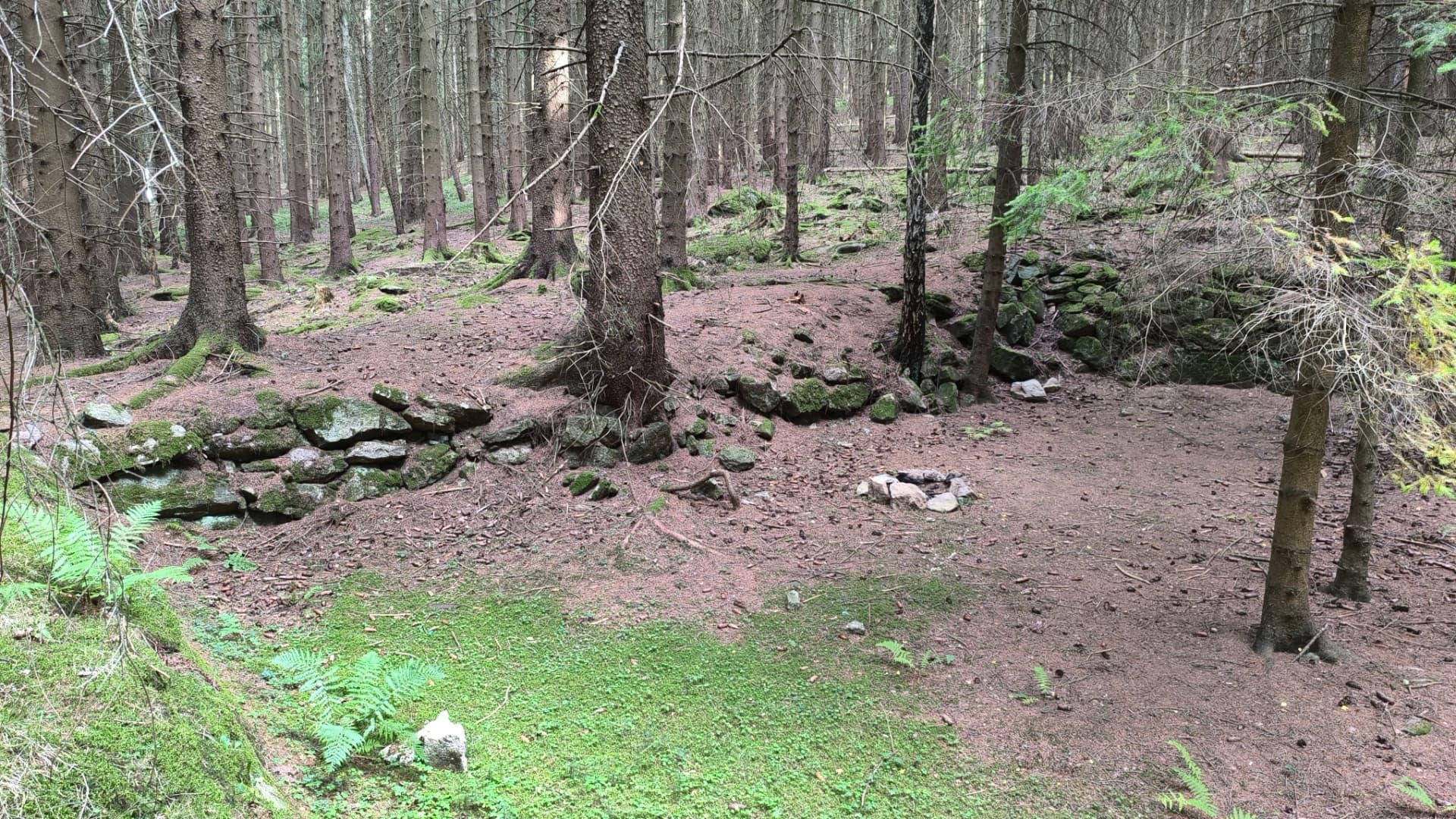 Kamenná nádrž na vodu obdélníkového tvaru v lese nad kostelem na Dobré Vodě