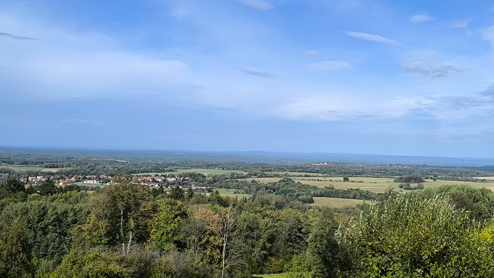 Daleký výhled z parkoviště pod kostelem na Dobré Vodě do krajiny Novohradska