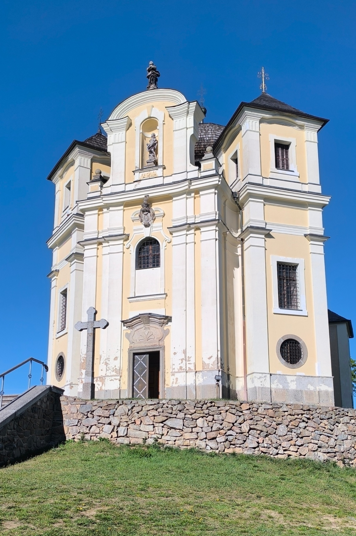 Barokní průčelí kostela na Makové hoře zepředu