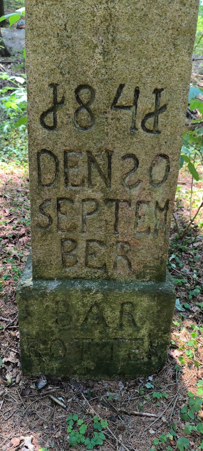 Detail vytesaného nápisu s datem 20. září 1848 v dolní části kříže u Janovky