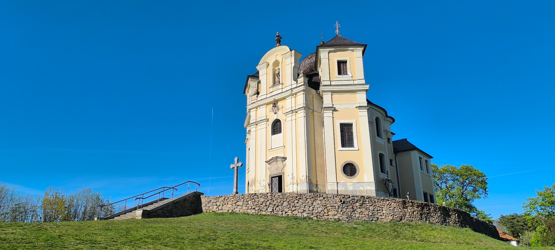 Barokní poutní kostel na Makové hoře pod modrou oblohou