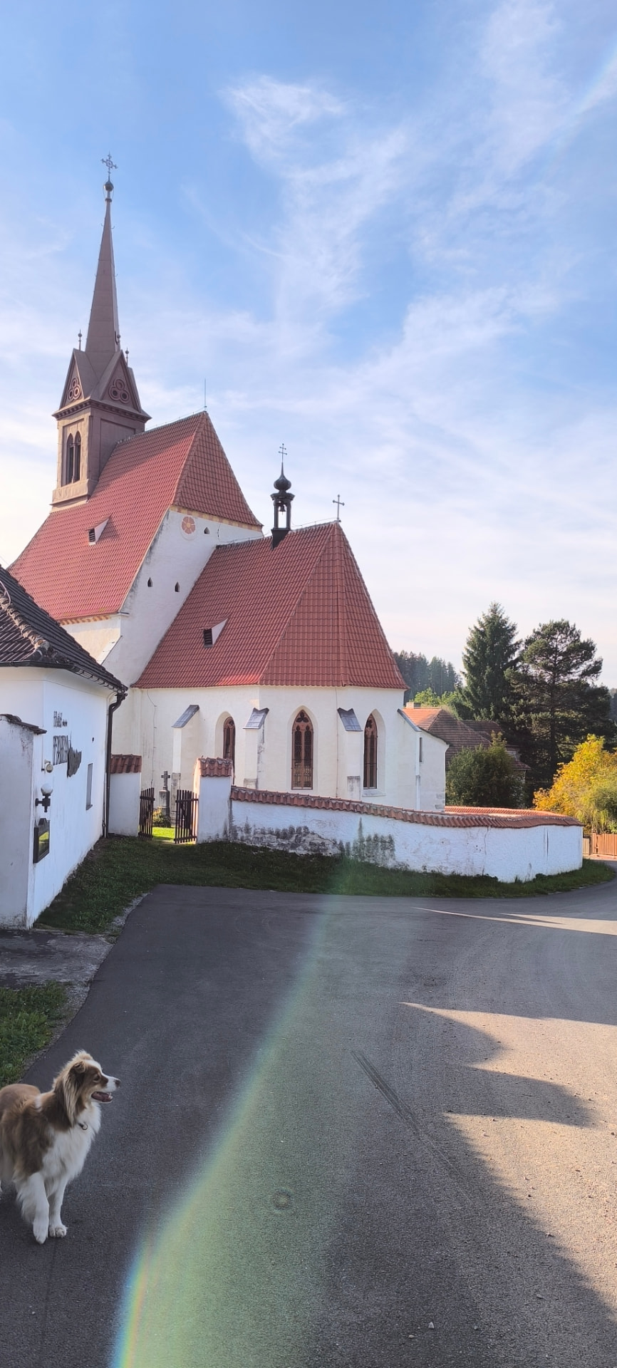 Kostel a červené střechy obce Zátoň u Vltavy